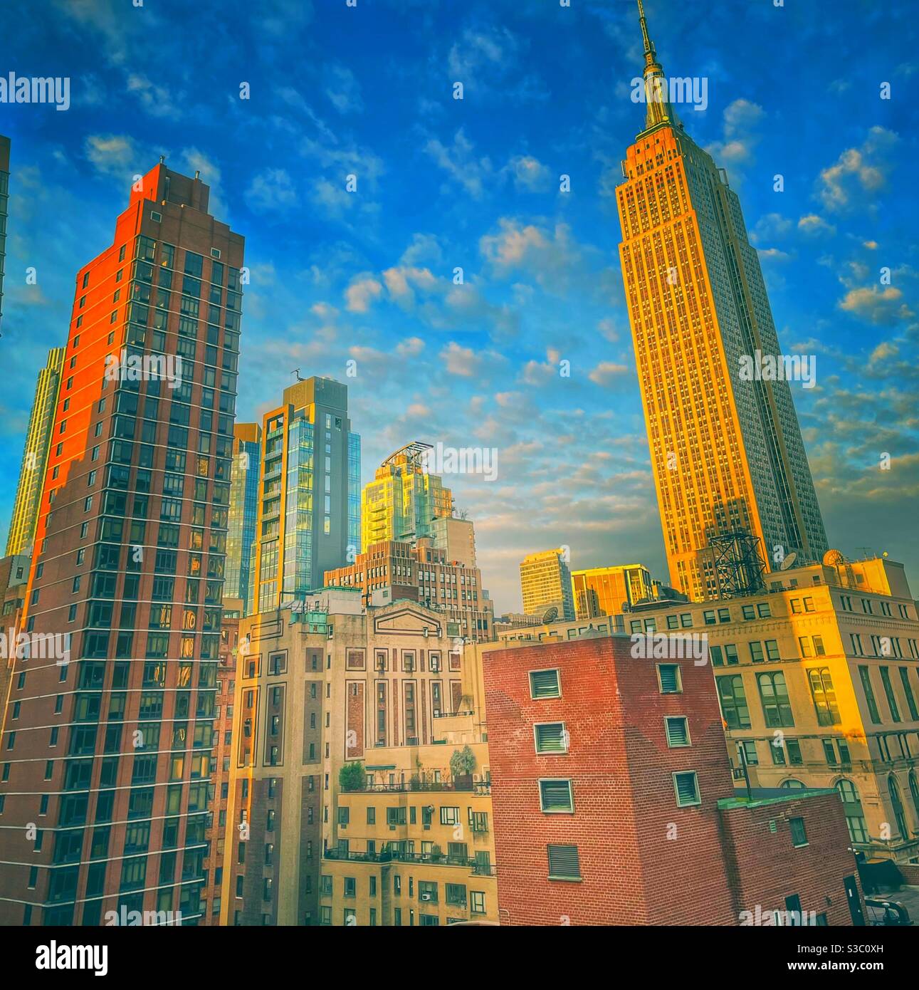 Vue colorée sur les gratte-ciels du centre-ville de Manhattan, y compris l'Empire State Building et Hudson yards au loin. Photo très stylisée de la ville de New York avec des nuages moelleux dans le ciel. - Image de stock capturée avec un smartphone