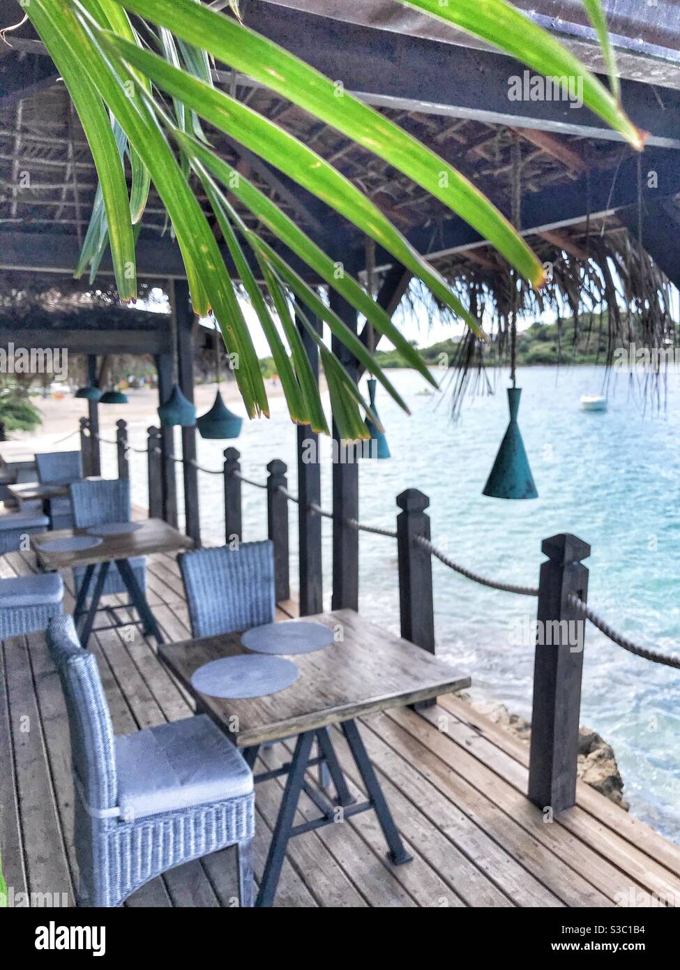 Le restaurant Sheer Rocks d'Antigua surplombe la mer des Caraïbes préparez-vous pour l'ouverture, en montrant les tables et les chaises Banque D'Images