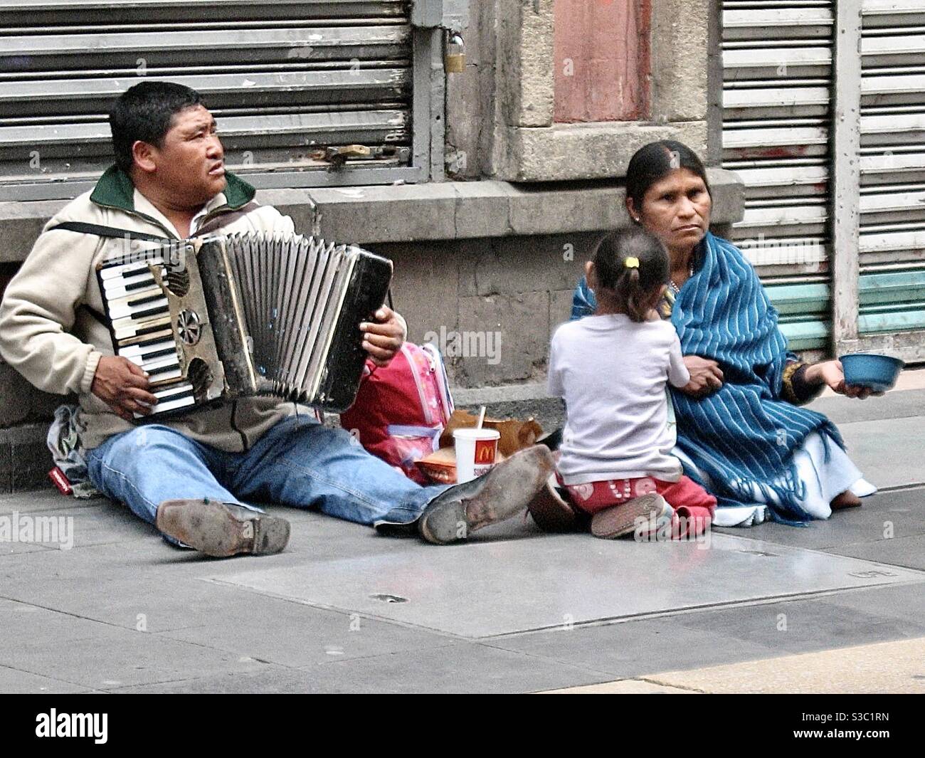 Latino famille assis dans la rue au centre de Mexico, la capitale du Mexique Banque D'Images