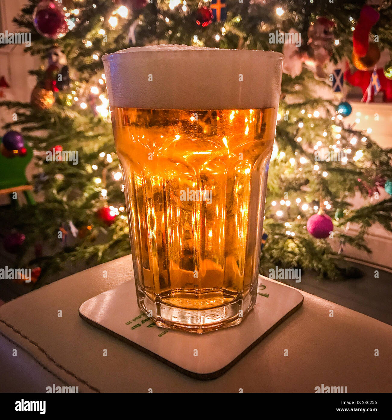 Pinte de bière blonde devant un Noël arbre - Image de stock capturée avec un smartphone