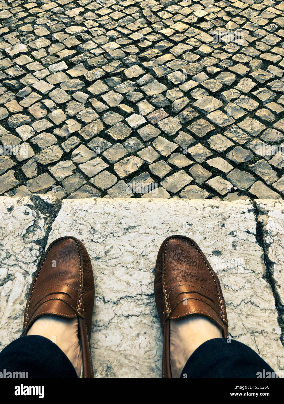 Les chaussures brunes décontractées d'un homme sur les trottoirs pavées de Lisbonne  Lisbonne Lisbonne Portugal Photo Stock - Alamy