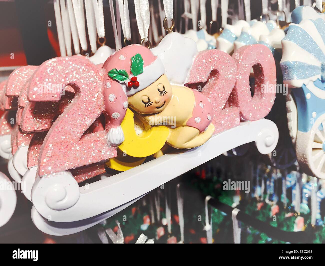 2020 ornement avec un bébé endormi à vendre dans un magasin de détail, NYC, Etats-Unis Banque D'Images