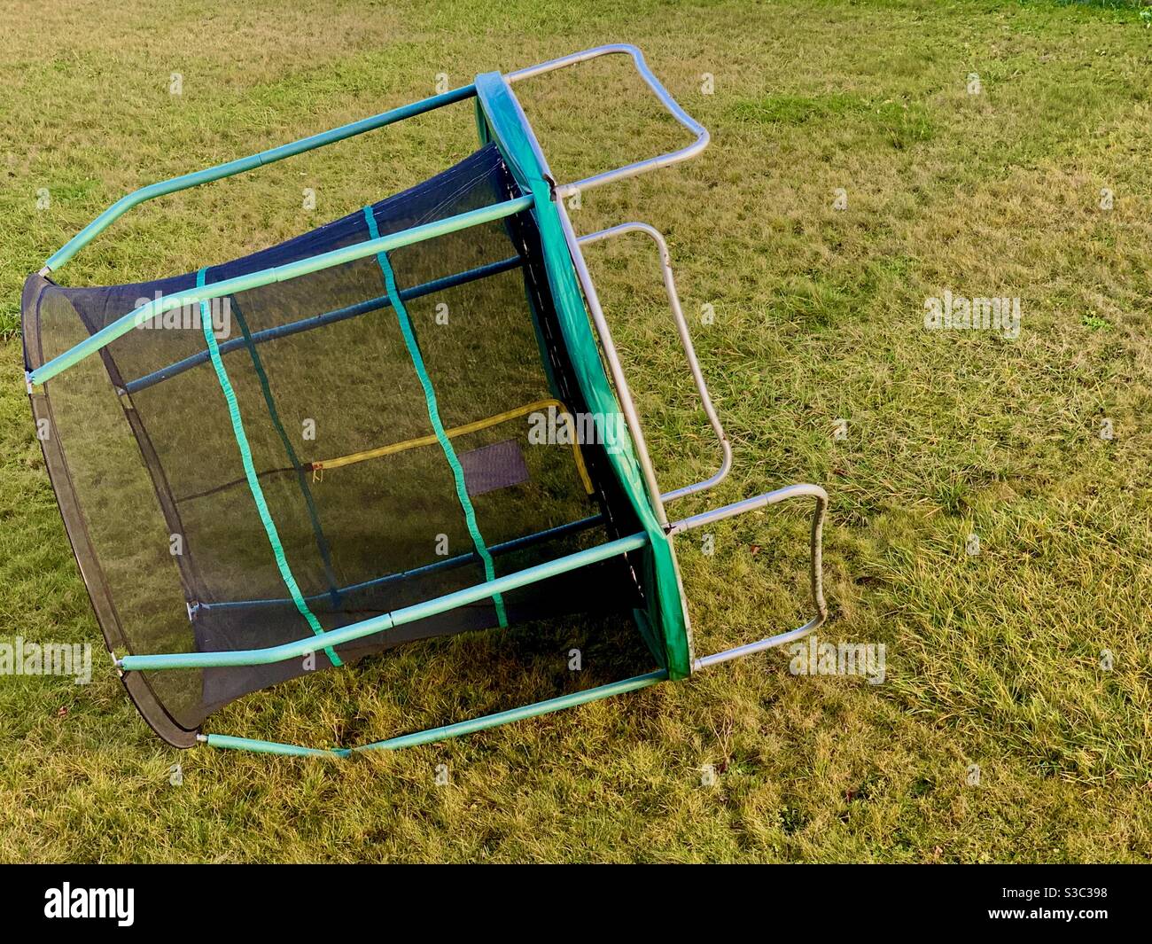 Un trampoline dans le jardin soufflé par le vent fort avec l'espace de  copie sur le côté droit. Signification symbolique ou métaphorique Photo  Stock - Alamy