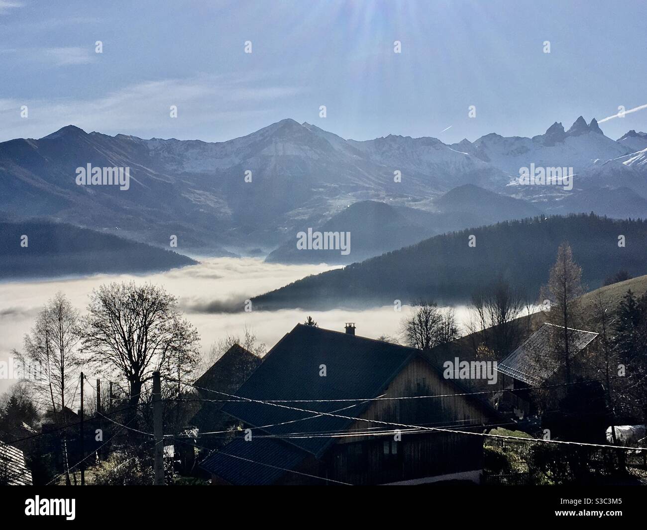 Les aiguilles d’Arves. Mer de nuages au dessus de Jarrier en Maurienne Savoie sur fond de ciel bleu Banque D'Images