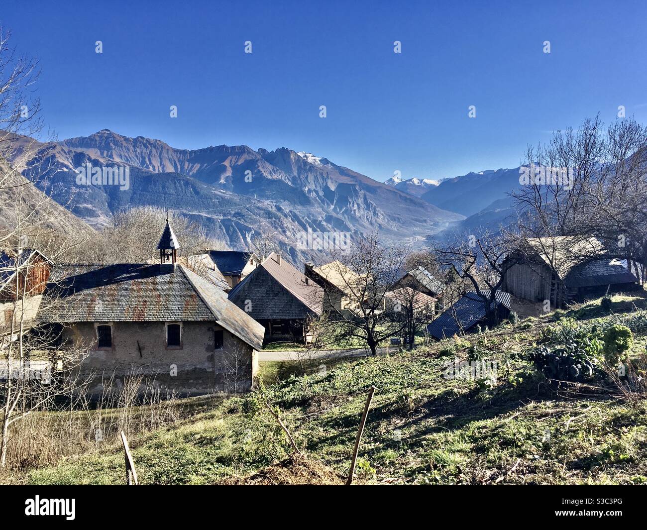 Paysage : chapelle notre-Dame à Jarrier Maurienne Savoie avec ciel bleu à la fin de l'automne Banque D'Images