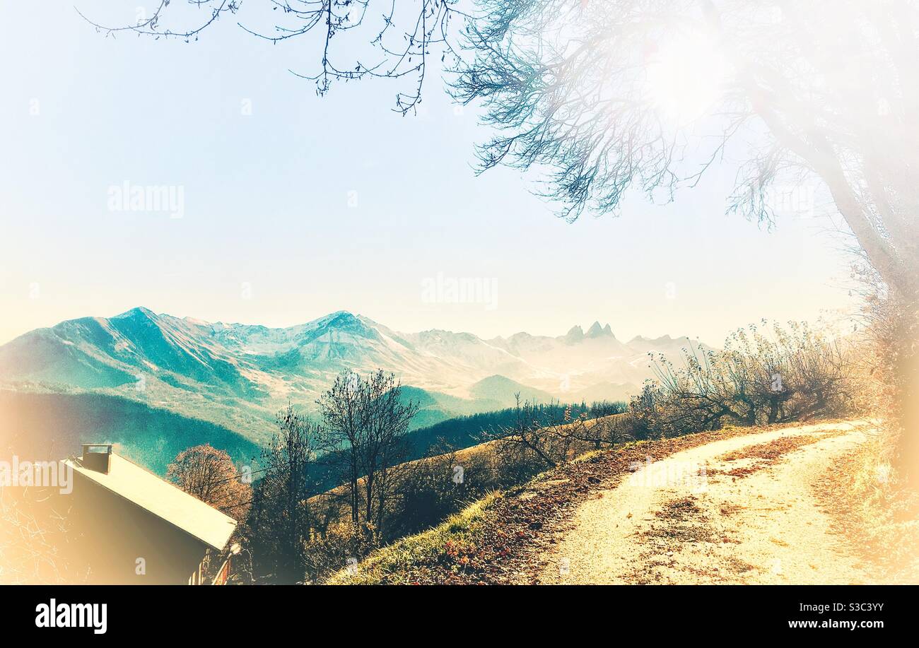 Soleil d’automne sur Jarrier et les aiguilles d’Arves en Maurienne Savoie Alpes Banque D'Images