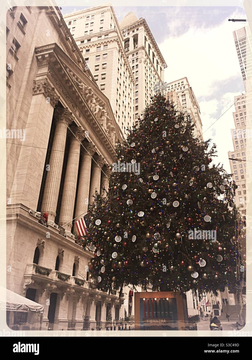 La Bourse de New York décore avec un énorme arbre de Noël chaque saison de vacances, NYC, USA - Image de stock capturée avec un smartphone