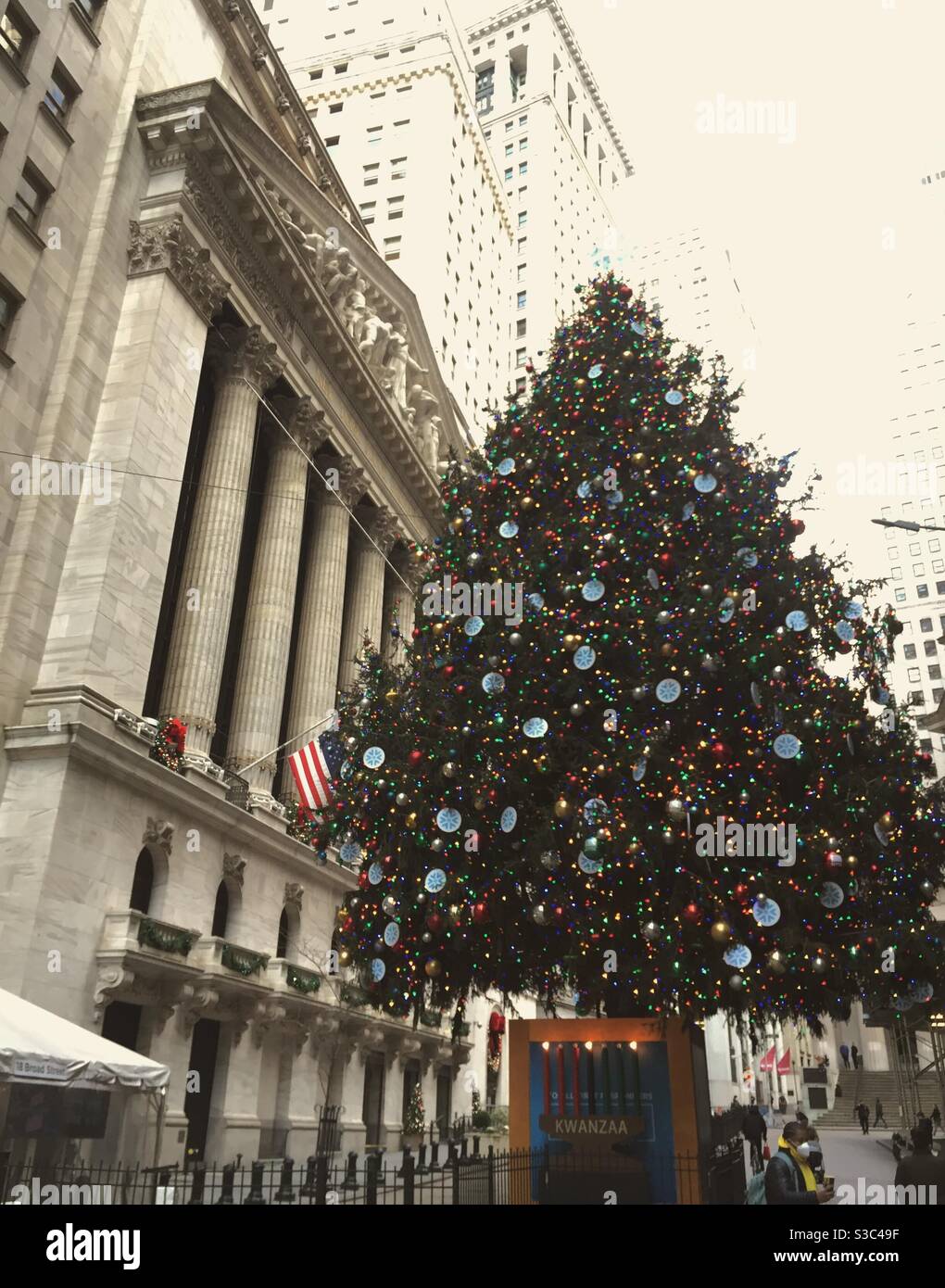 La Bourse de New York célèbre les fêtes avec un énorme arbre de Noël chaque année, NYC, USA - Image de stock capturée avec un smartphone