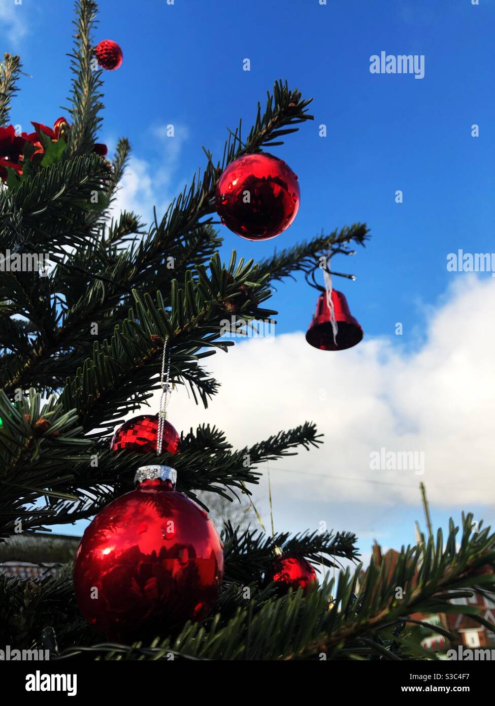 Arbre de Noël extérieur avec boules et texte rouge brillant espace - Image de stock capturée avec un smartphone