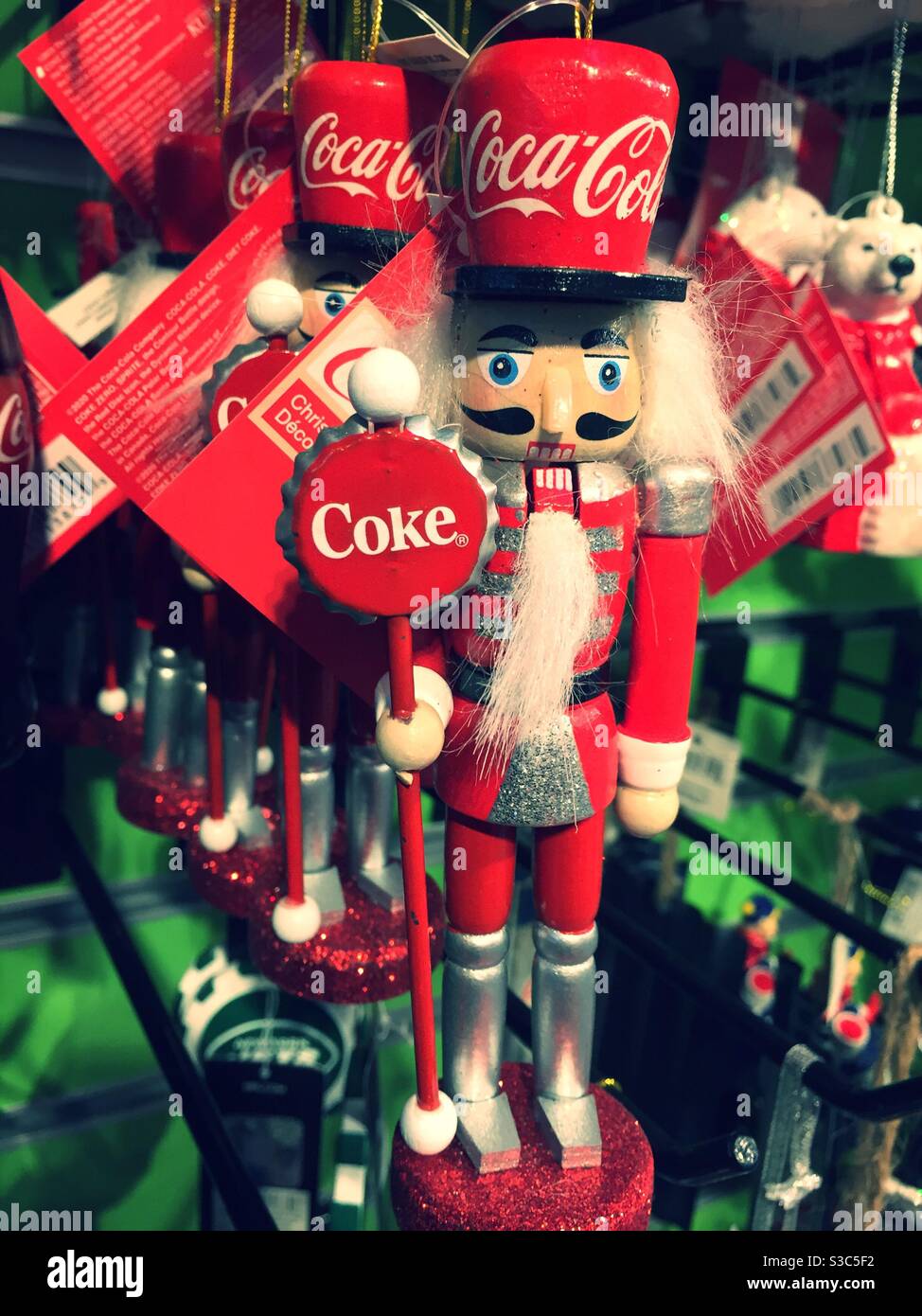 Casse-noisettes Coca-Cola exposés dans un magasin de décoration de vacances à Midtown Manhattan, Etats-Unis, New York - Image de stock capturée avec un smartphone