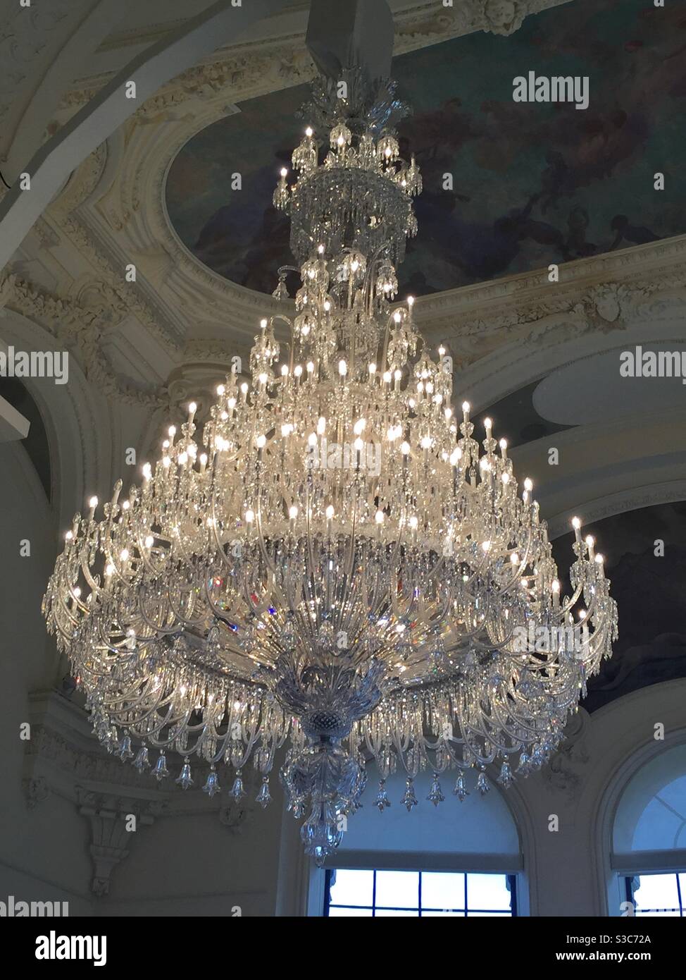 Un énorme lustre en cristal de verre découpé est suspendu au plafond peint  très orné de Paris, en France Photo Stock - Alamy