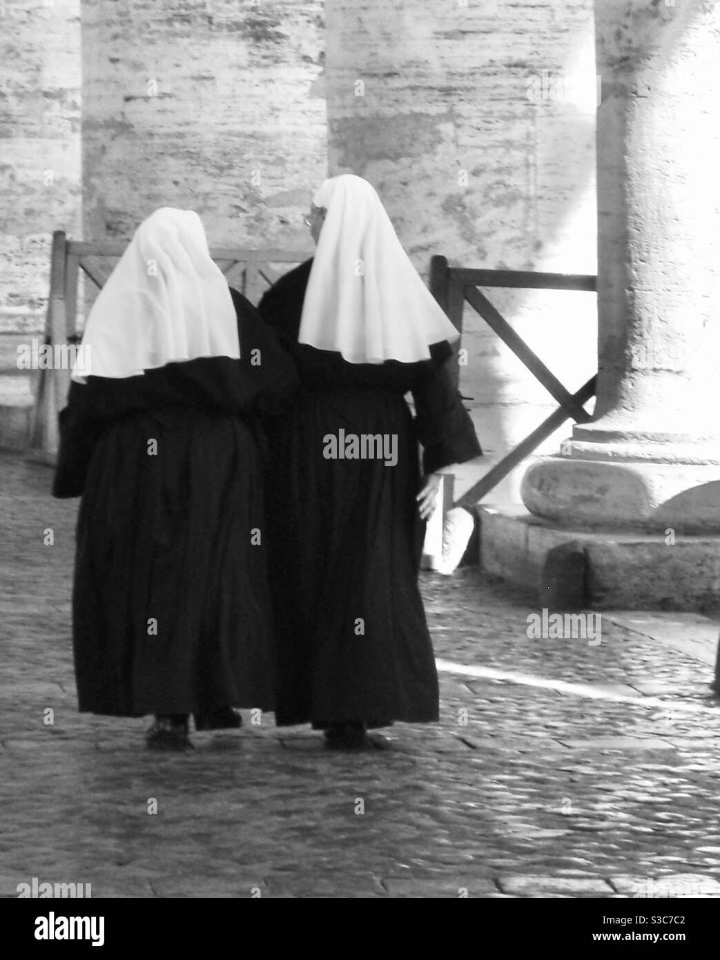 Photo noir et blanc de deux religieuses à Rome, Italie Banque D'Images