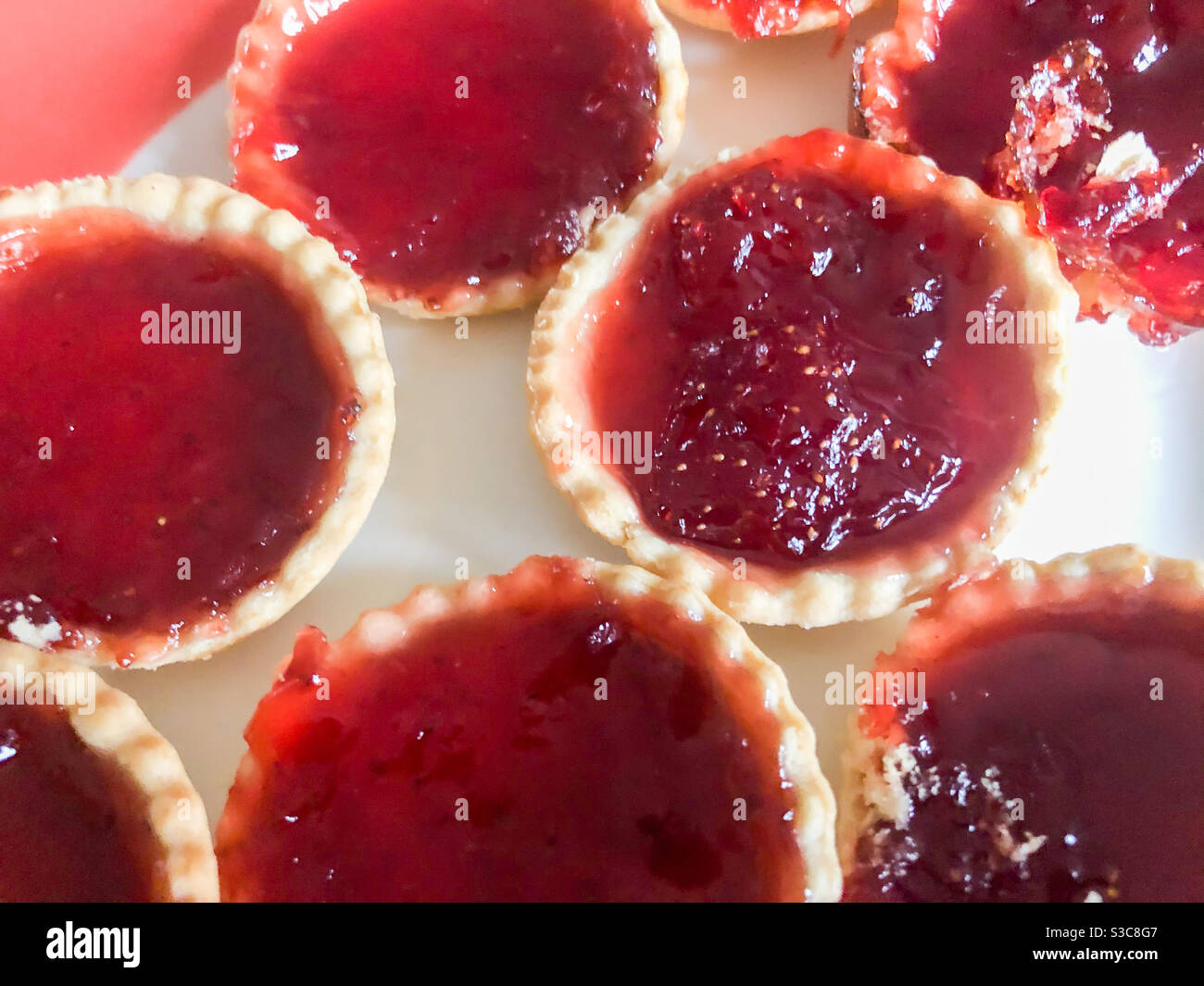 Une assiette de tartes à confiture faites maison. Banque D'Images