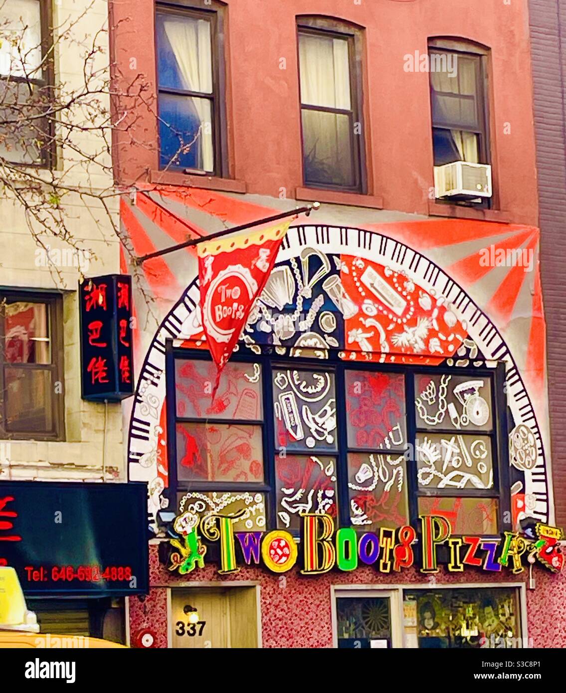 Bâtiment aux couleurs vives et panneaux artistiques multicolores au 337 Lexington Ave. À Murray Hill, New York, États-Unis - Image de stock capturée avec un smartphone