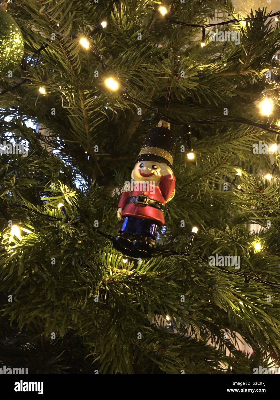 Décoration jouet soldat sur un arbre de Noël - Image de stock capturée avec un smartphone