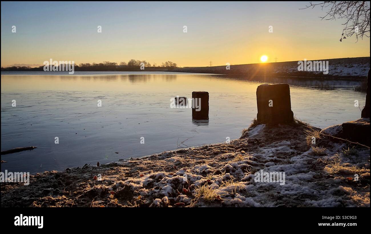 Eau du réservoir gelée au lever du soleil Banque D'Images