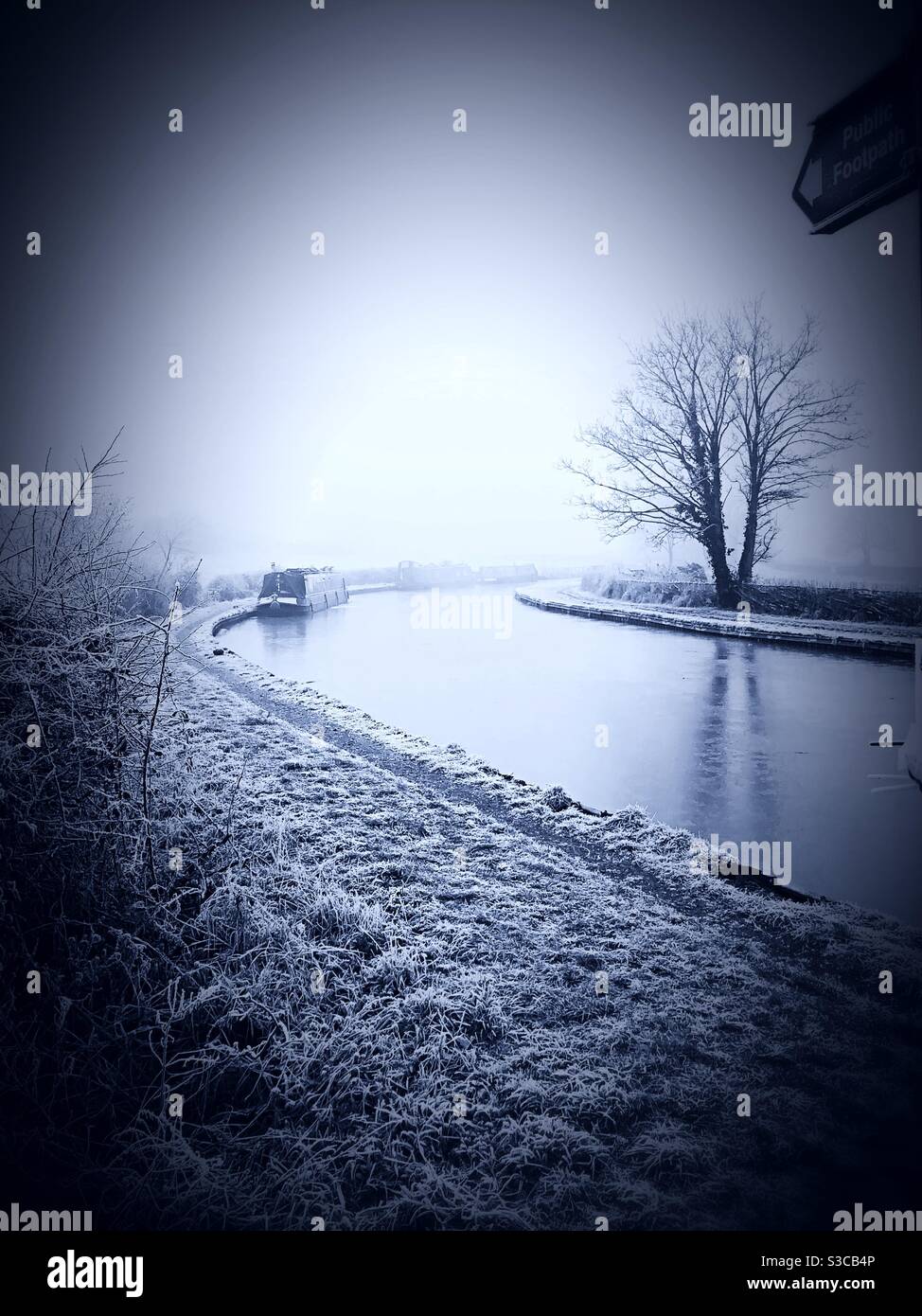 Bateau à rames sur le canal Ashby en gel Banque D'Images