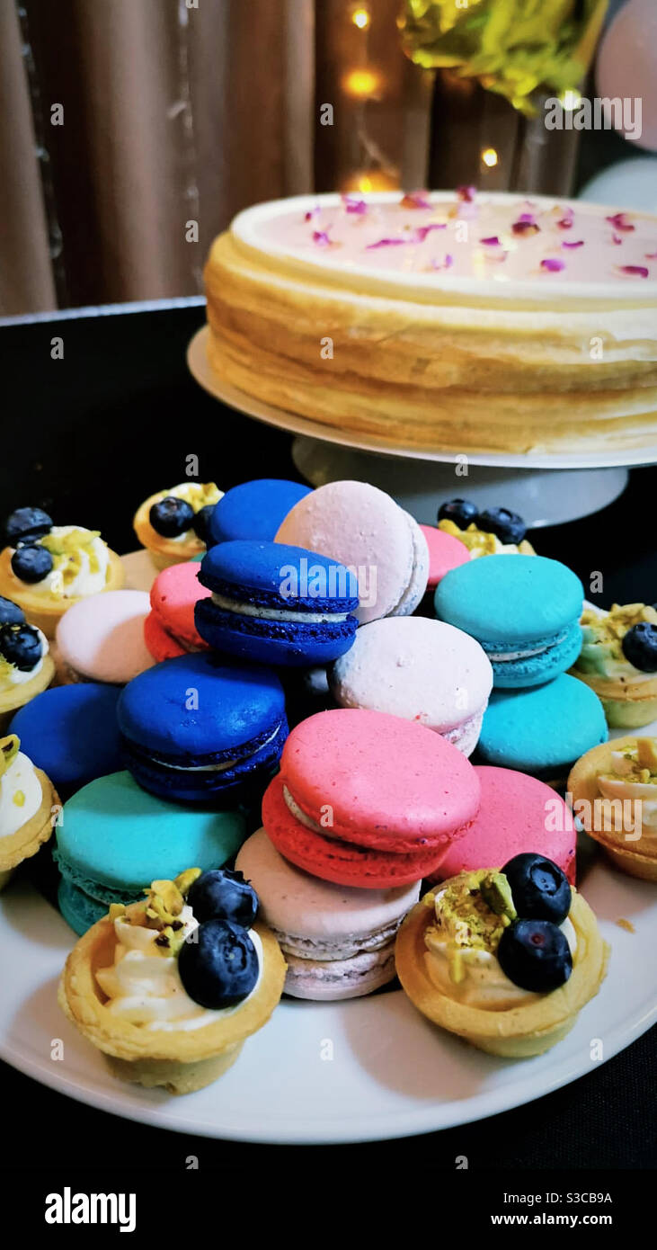 Macarons et tartes multicolores Banque D'Images