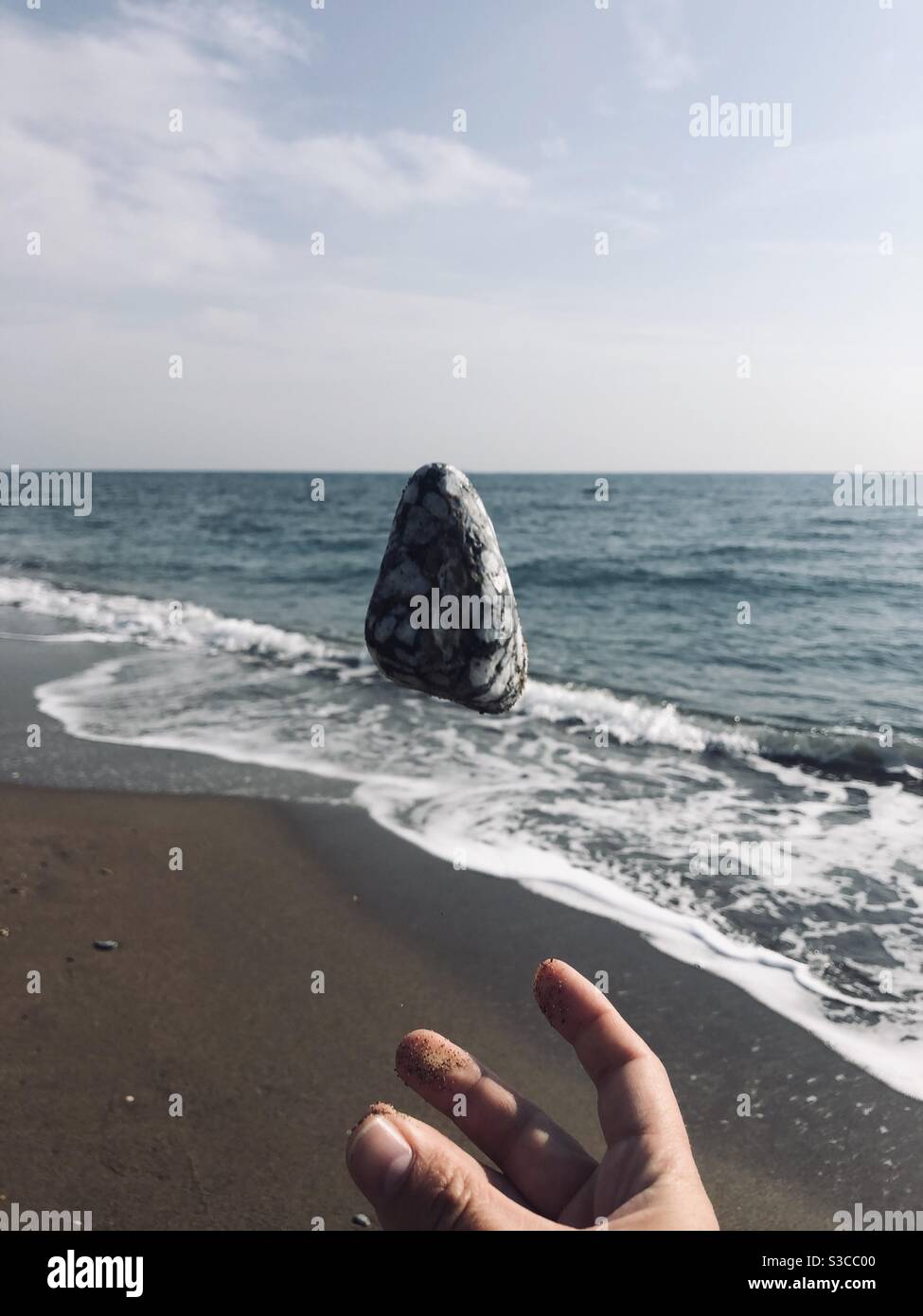 Roche flottant en plein air contre une plage dans le arrière-plan - Image de stock capturée avec un smartphone
