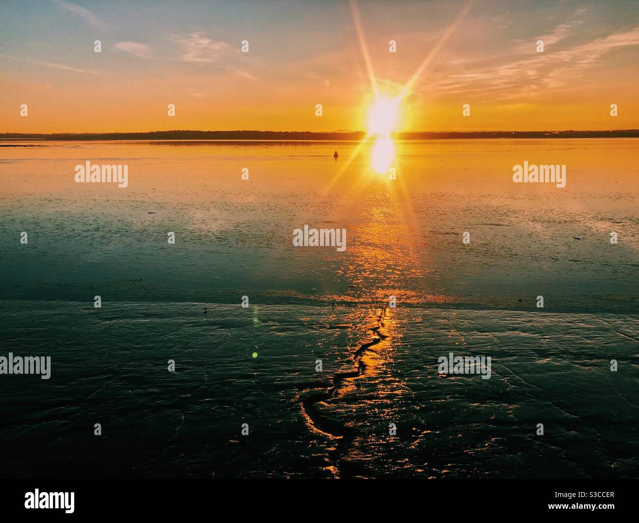 Coucher de soleil sur la rivière Mersey vue depuis la promenade d'Otterspool - Image de stock capturée avec un smartphone