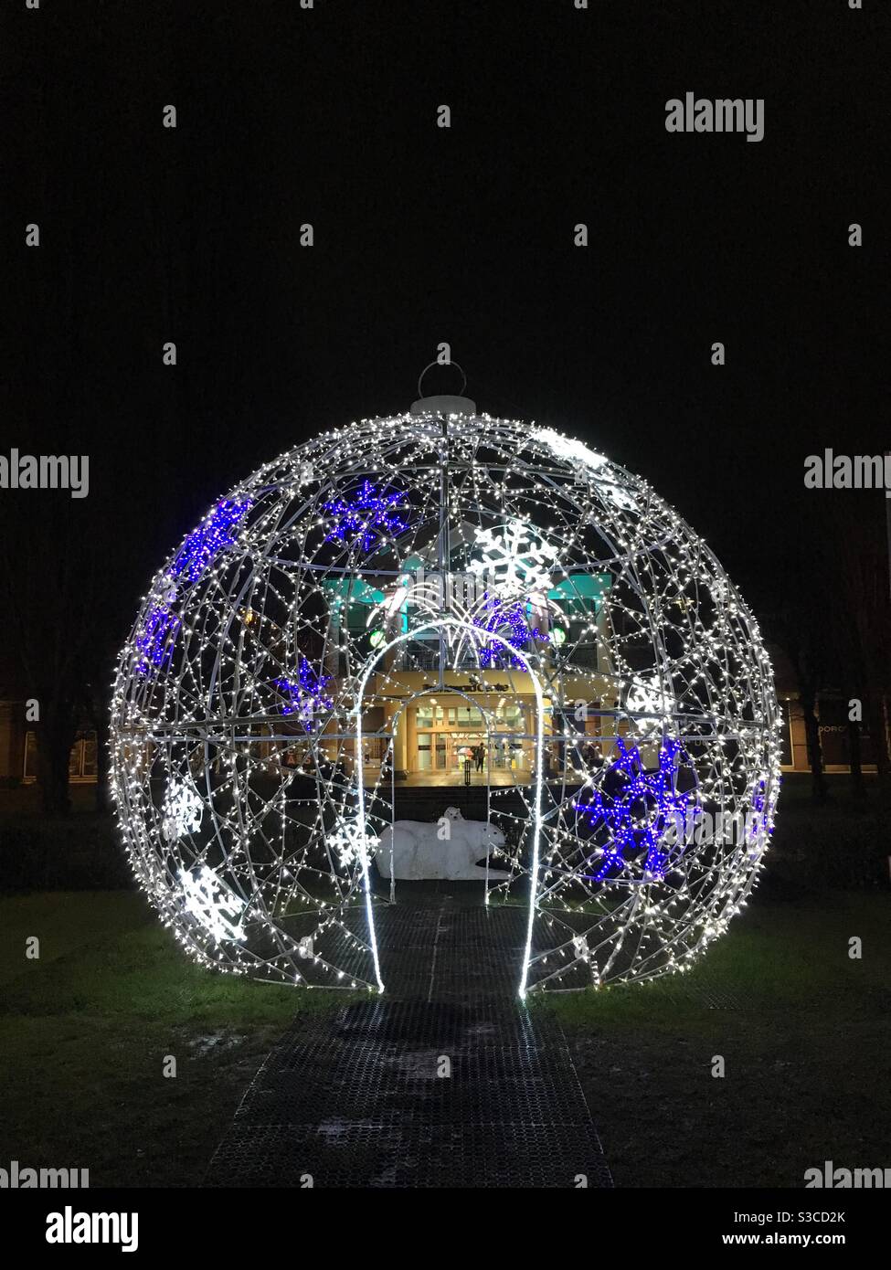 Installation de l'éclairage géant de boule à neige de Noël Banque D'Images