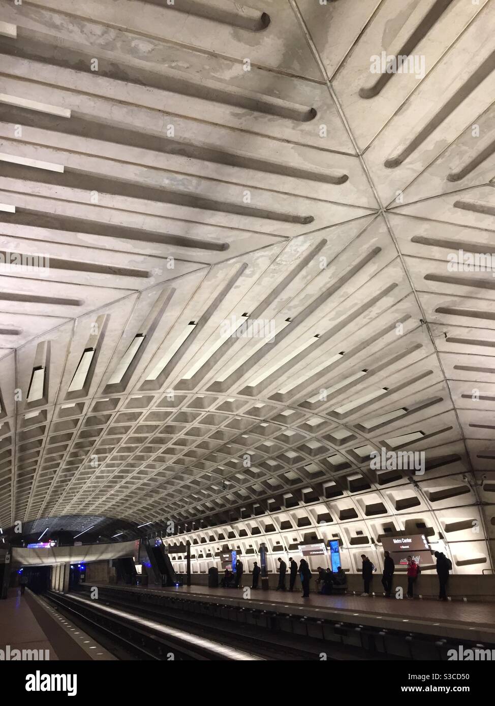 Vue intérieure de la station de métro de Washington DC. Les voyageurs attendent le métro pour arriver. Banque D'Images