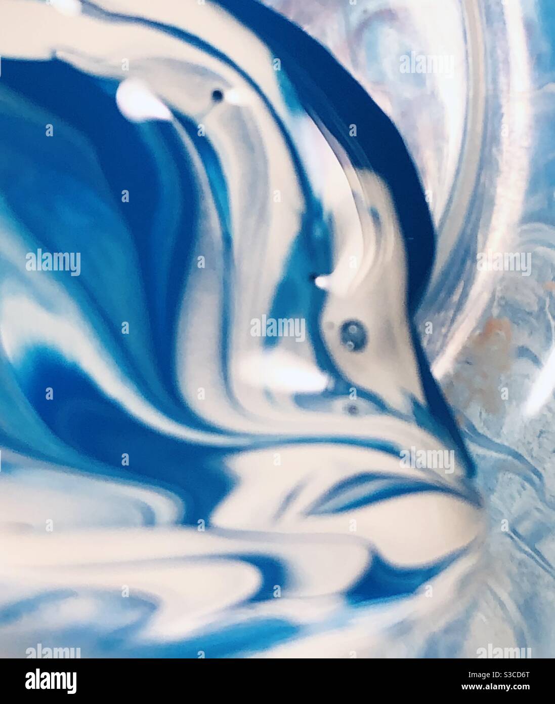 Un simple mélange de peinture bleue et blanche crée un arrière-plan de la tête de poisson Banque D'Images