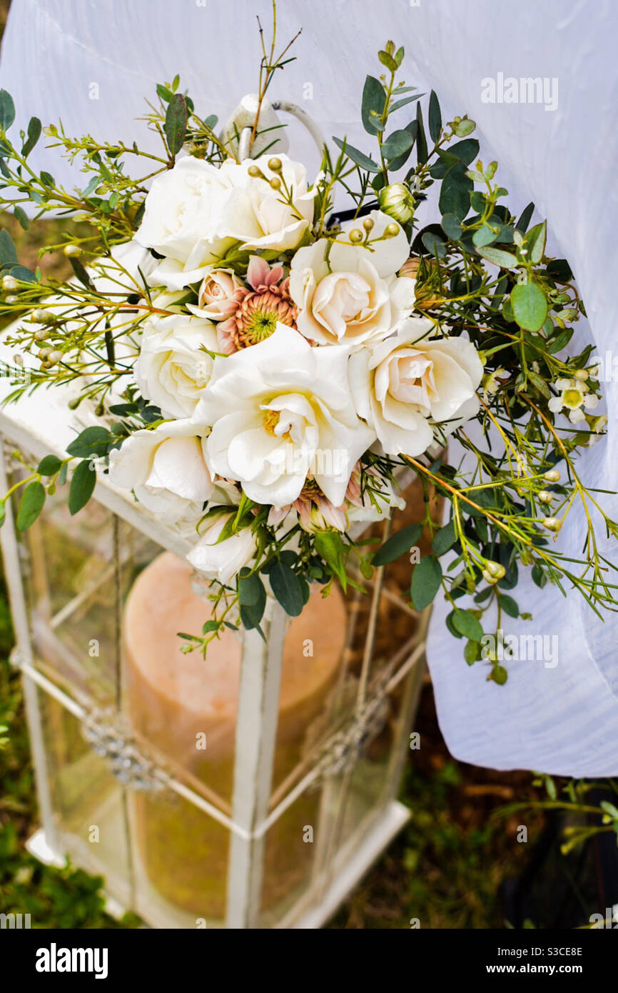 Fleurs de mariage en lanterne blanche Banque D'Images