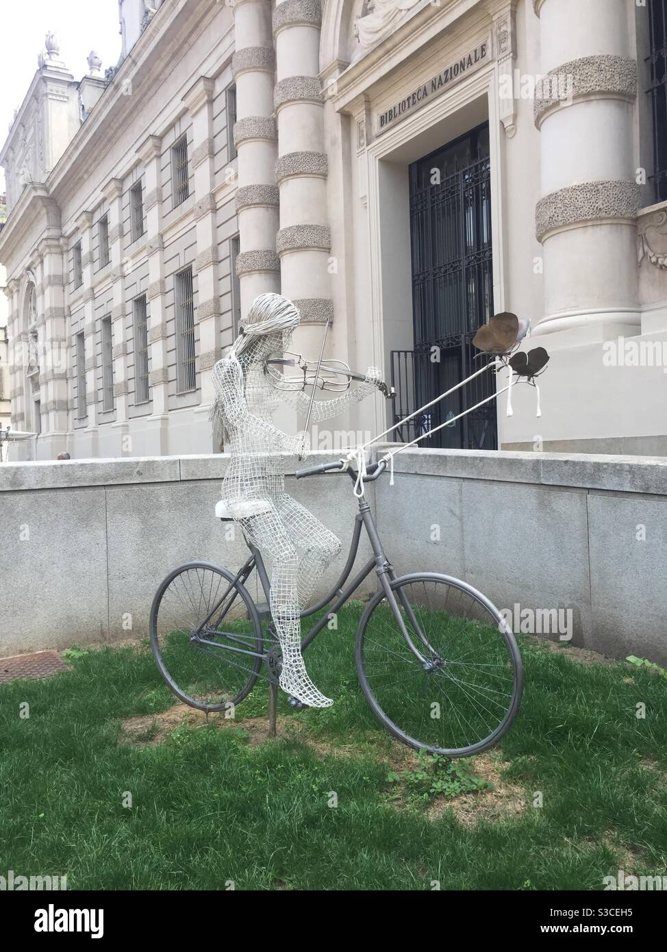 Belle sculpture de fer sur une femme avec de longs cheveux sur le vélo, à Turin, Italie Banque D'Images