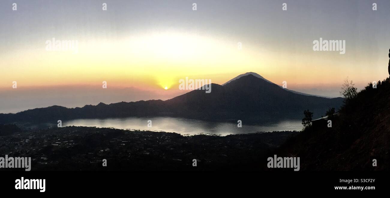 Lever du soleil depuis le Mont Batur Bali Indonésie - Image de stock capturée avec un smartphone