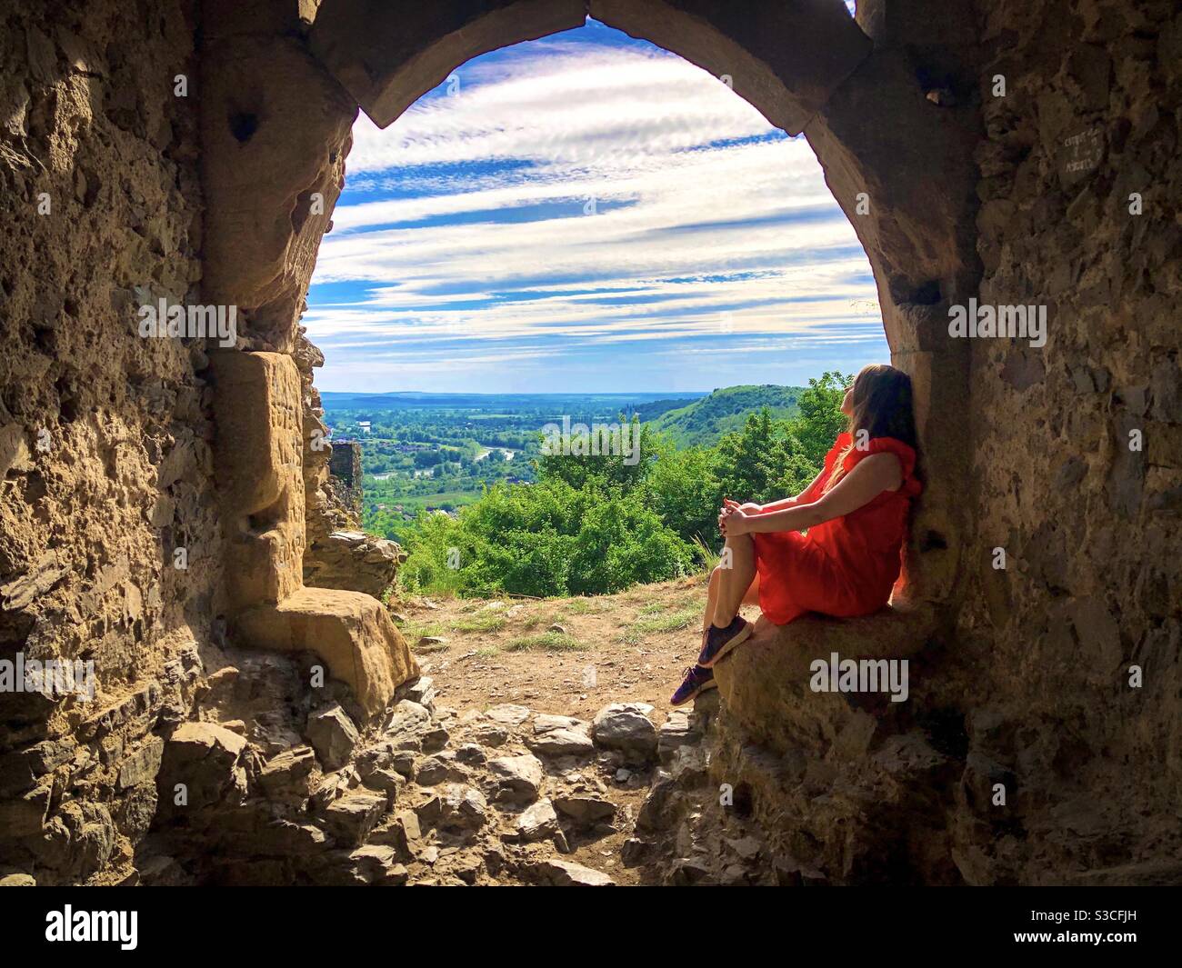 Femme visitant les anciennes ruines d'une forteresse - Image de stock capturée avec un smartphone