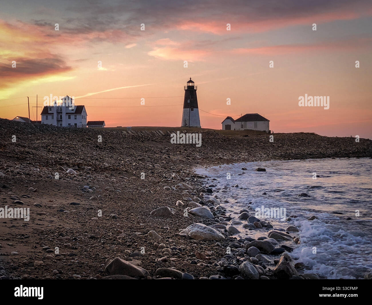 Pointez le phare de Judith au lever du soleil à l'entrée de la baie de Narragansett à Narragansett, Rhode Island, États-Unis. Le phare a été construit en 1856 et est inscrit au registre national des lieux historiques. - Image de stock capturée avec un smartphone