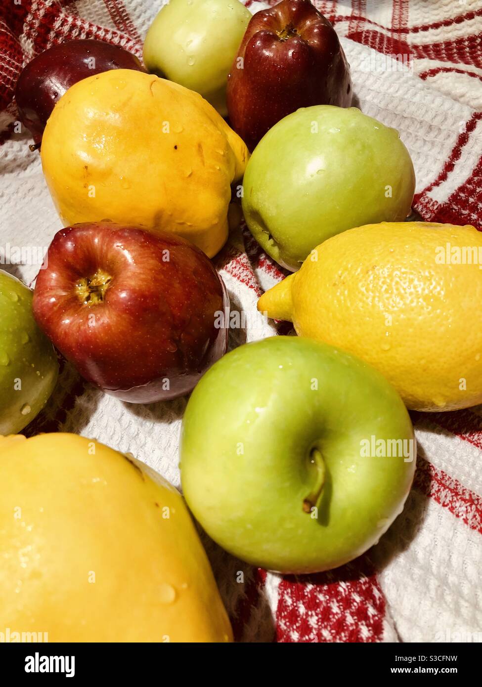 Pommes, citron, pièces fraîchement lavées - Image de stock capturée avec un smartphone