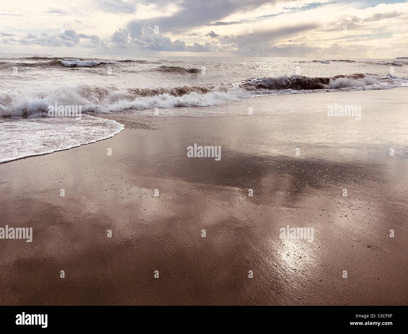 Les vagues sur une plage de sable - Image de stock capturée avec un smartphone