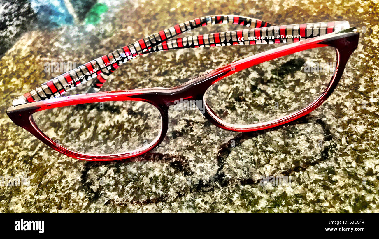 Une paire de lunettes de couleur tendance Banque D'Images