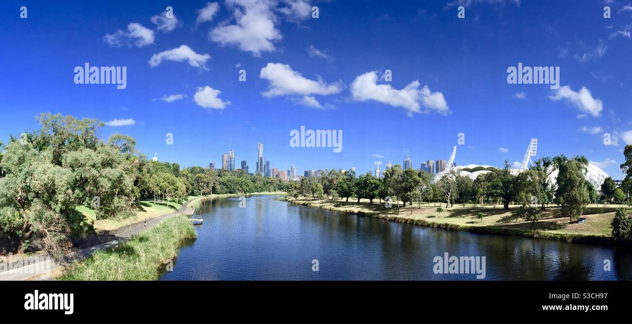 La Yarra River panoramique avec la ville en arrière-plan Melbourne Australie Banque D'Images