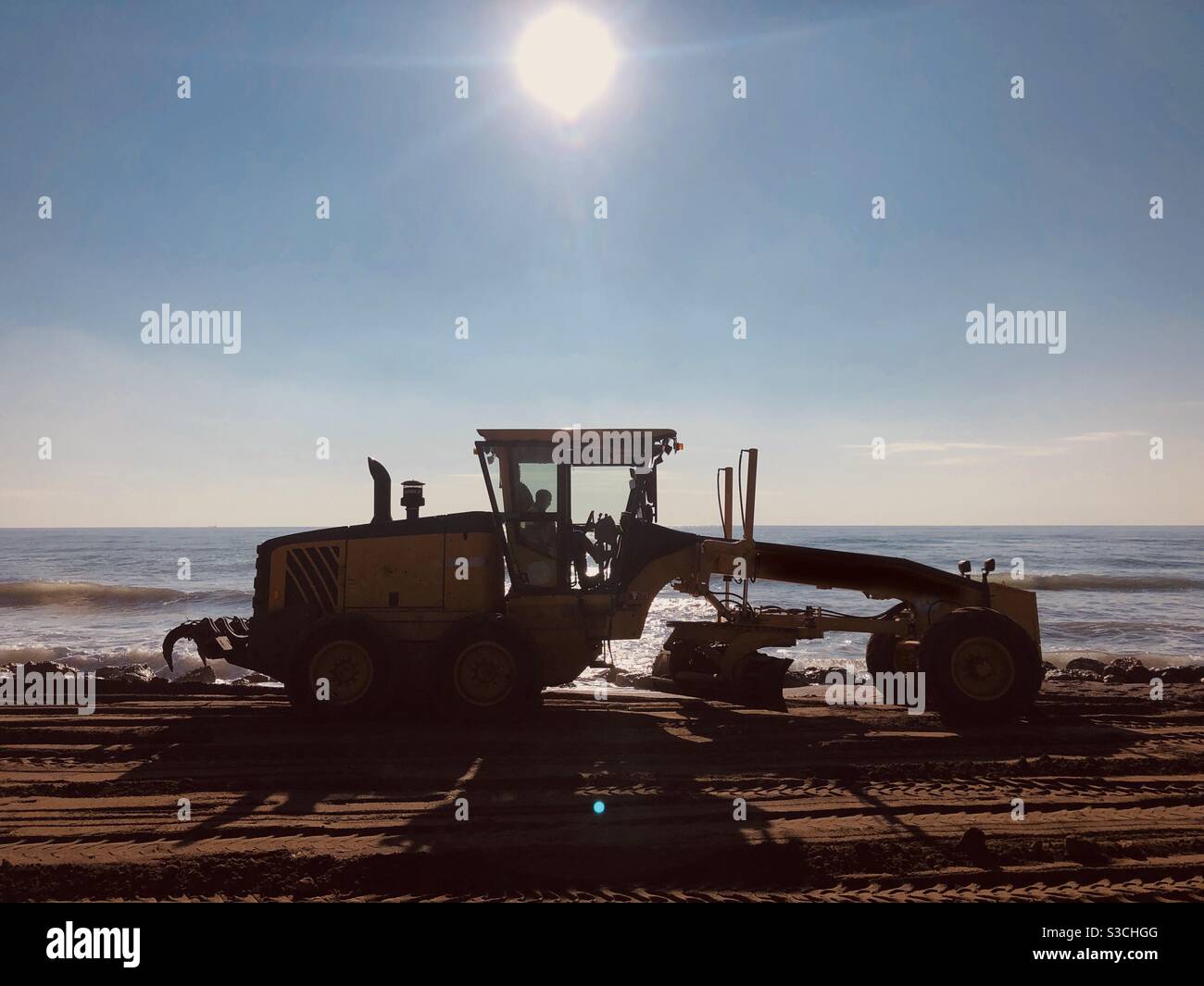 Véhicule de construction près de la plage Banque D'Images