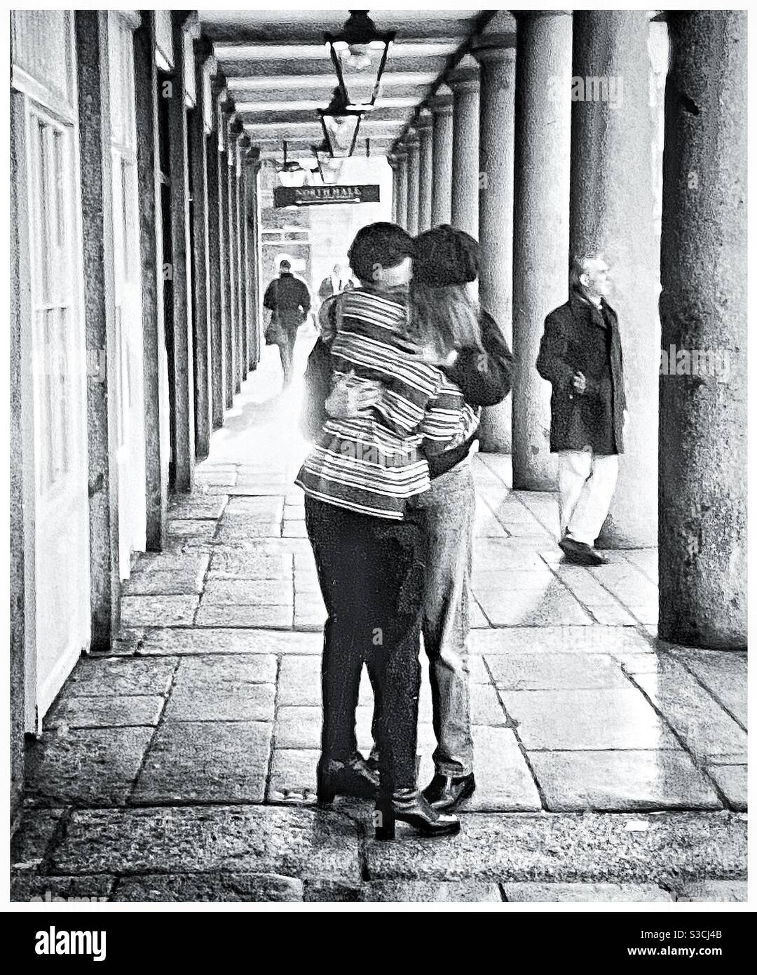 Un couple partage un baiser à North Row, Covent Garden Londres. Banque D'Images