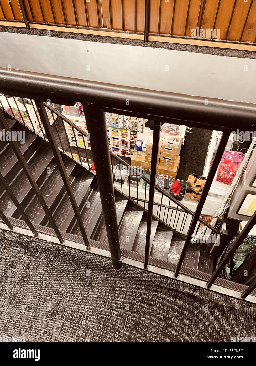 Jetez un coup d'œil au niveau inférieur du magasin de tissus d'ambiance de renommée mondiale dans le quartier de la mode de Manhattan, New York City, États-Unis, qui a été régulièrement présenté dans Project piste la série de bravo TV - Image de stock capturée avec un smartphone