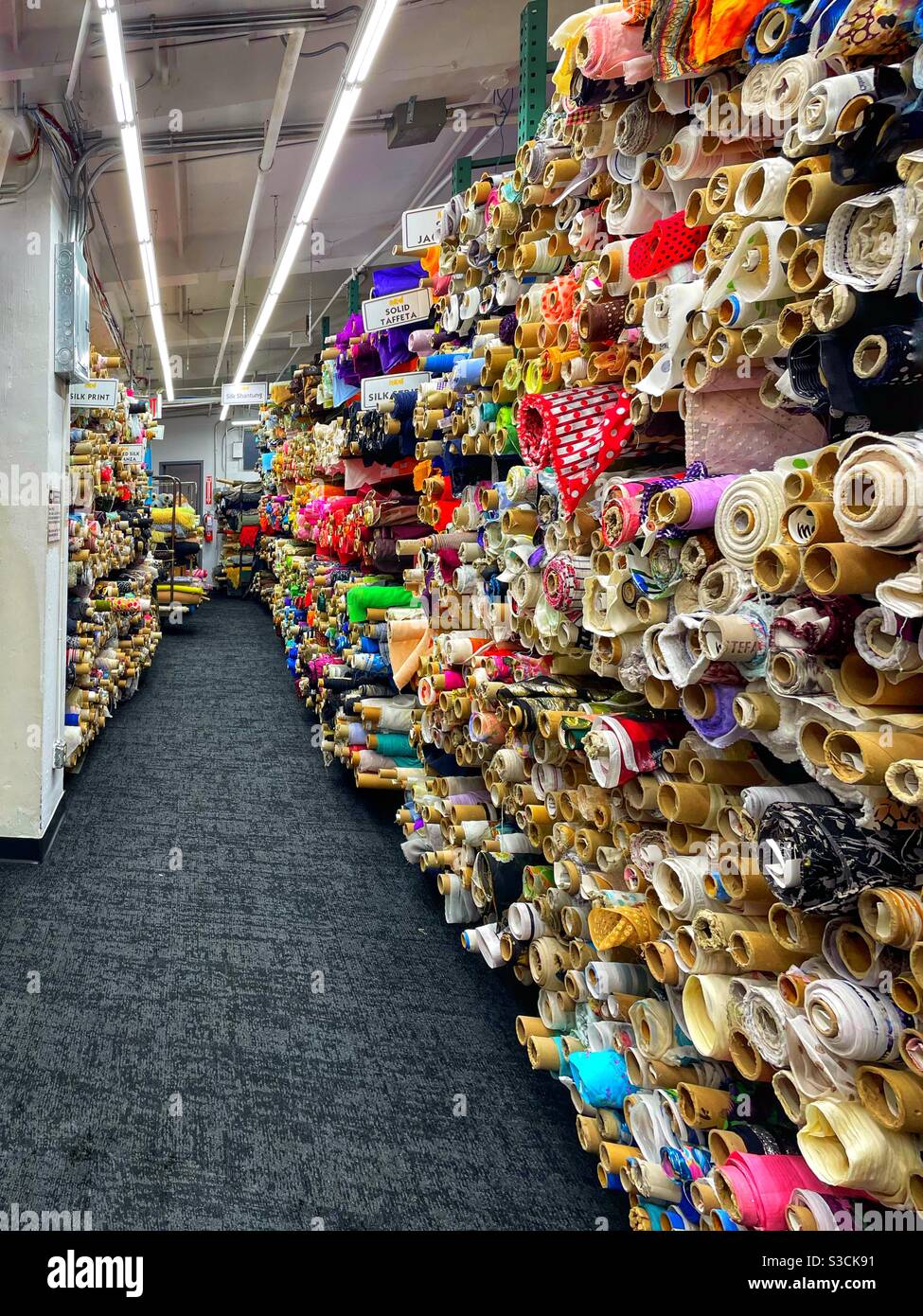 Si vous avez besoin de la bonne couleur, texture ou style de tissu, vous le trouverez dans le célèbre magasin de tissus d'ambiance, Fashion District, régulièrement présenté dans la série télévisée Bravo Project Runway - Image de stock capturée avec un smartphone
