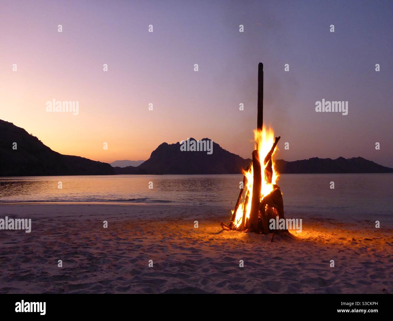 Feu de camp sur la plage au coucher du soleil à Komodo Island National Parc Flores Indonésie Banque D'Images