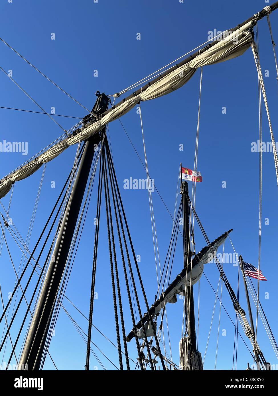 Mâts de voile de la Nina Pinta bateau réplique avec drapeaux Banque D'Images