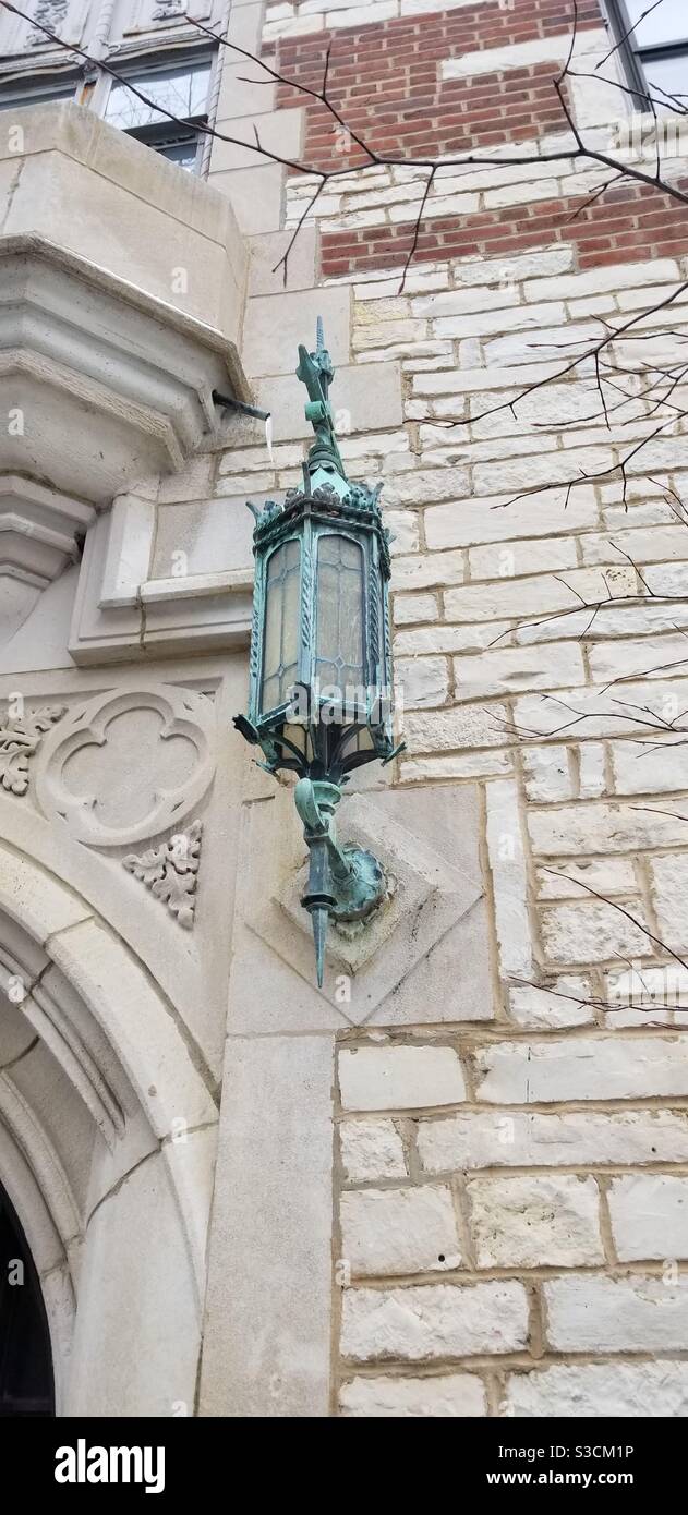 Une magnifique lanterne en cuivre oxydé sur le côté d'une église à Evanston, Illinois Banque D'Images
