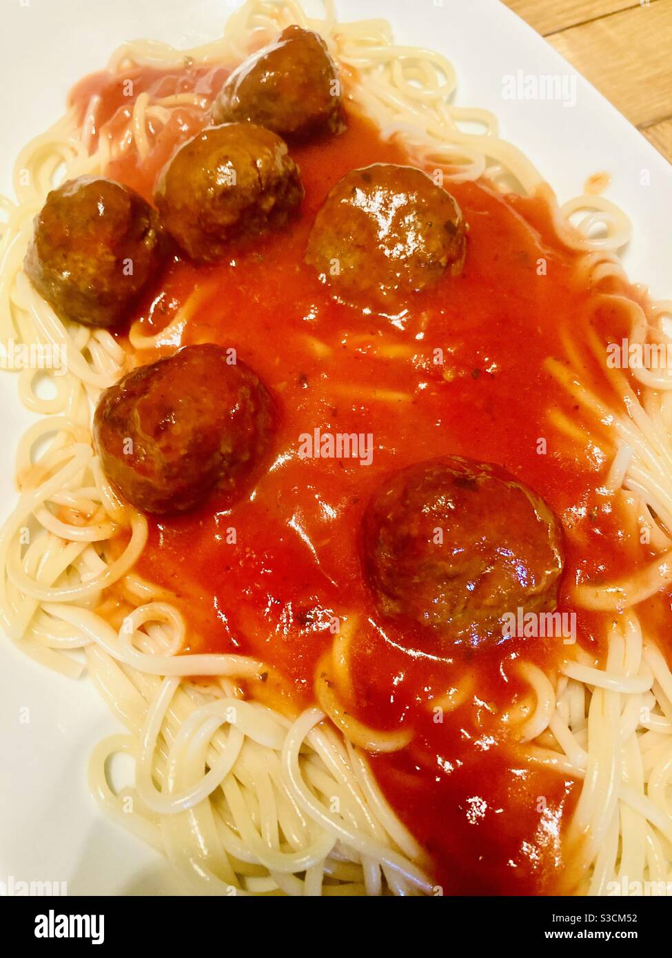 Spaghetti et boulettes de viande dans une riche sauce tomate Banque D'Images