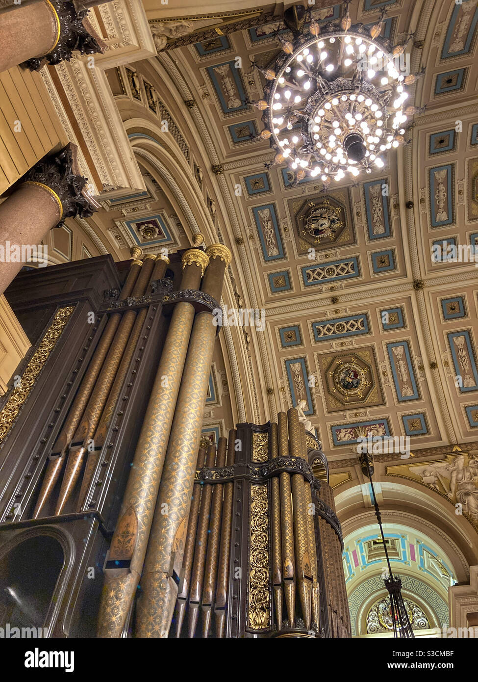 Chandelier et orgue dans le St George’s Hall Liverpool - Image de stock capturée avec un smartphone