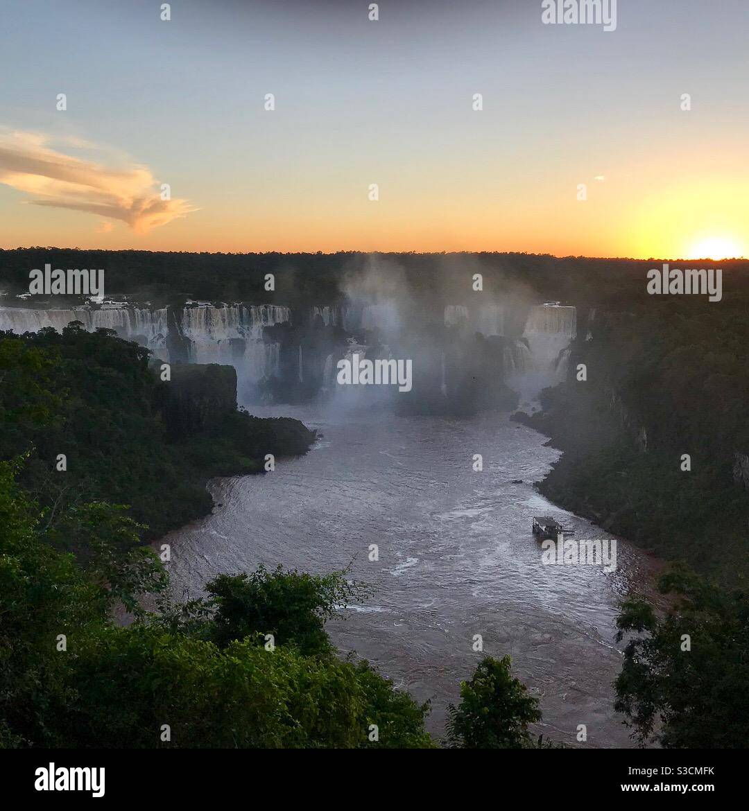 Coucher de soleil sur les chutes d'Iguazu Banque D'Images