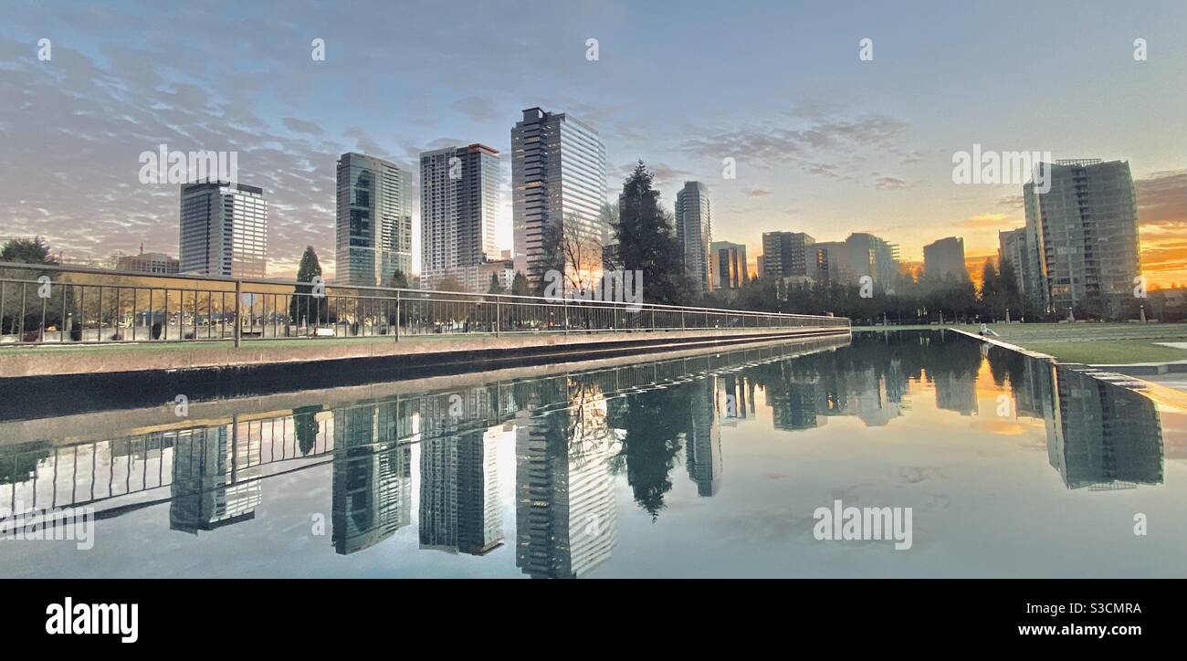 Centre-ville de Bellevue, Washington au lever du soleil - Image de stock capturée avec un smartphone