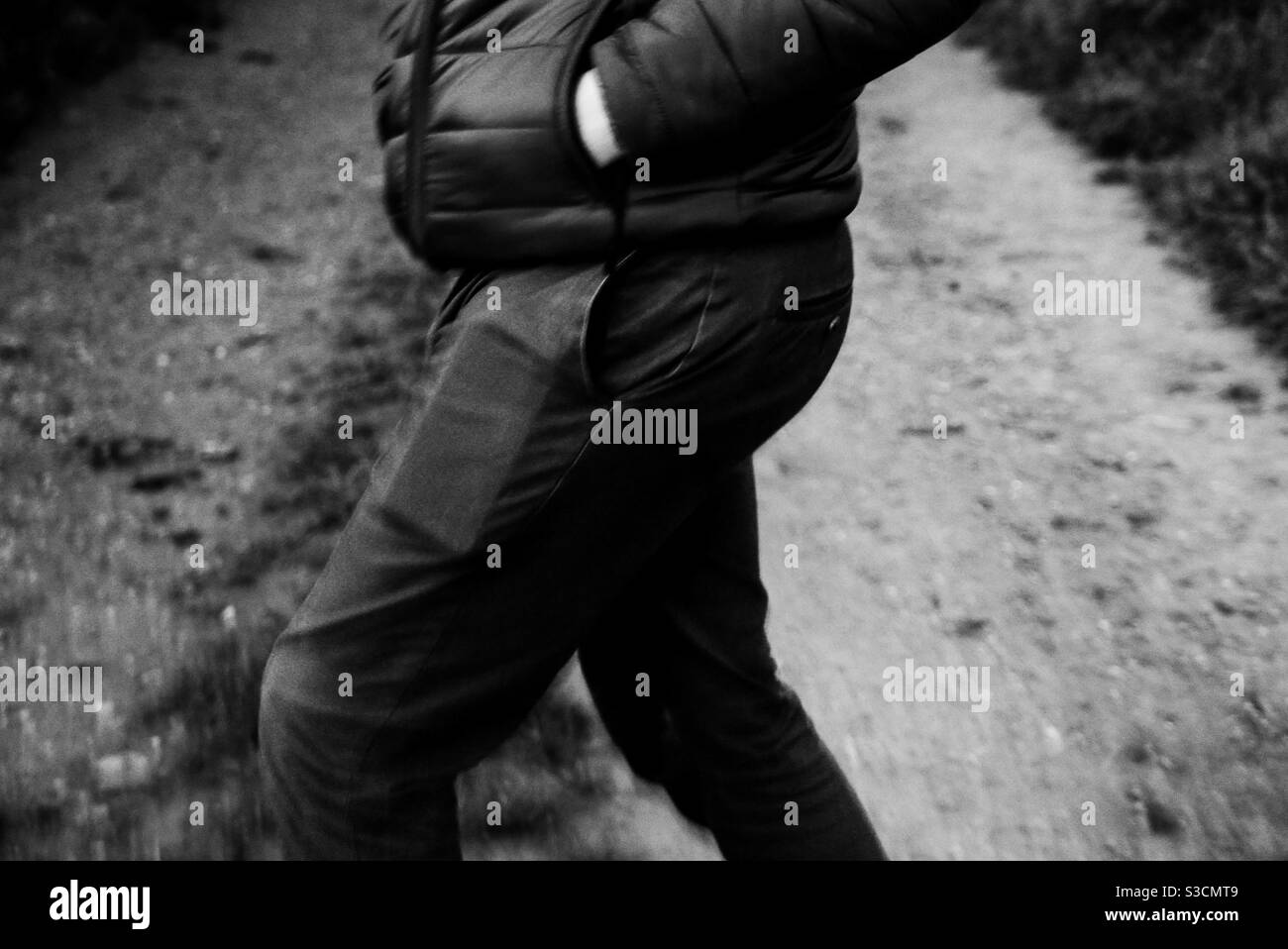 Homme avec téléphone dans la poche d'un Jean Banque D'Images