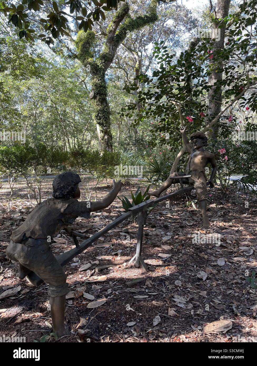 Statue extérieure d'enfants sur un fourre-tout avec paysage À Eden Gardens State Park Florida Banque D'Images