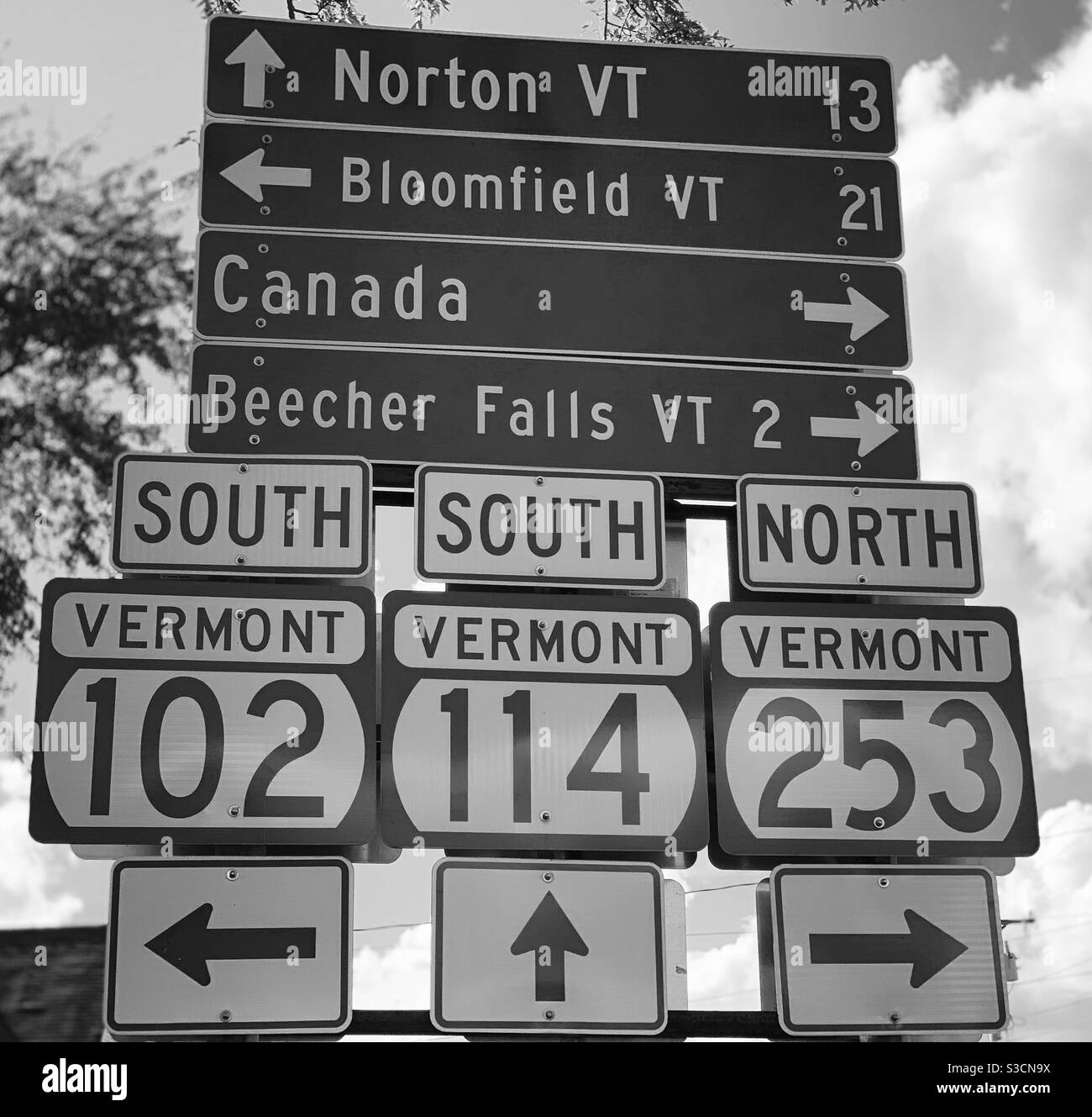 Image en noir et blanc des panneaux de signalisation routière à Canaan, Vermont, États-Unis Banque D'Images